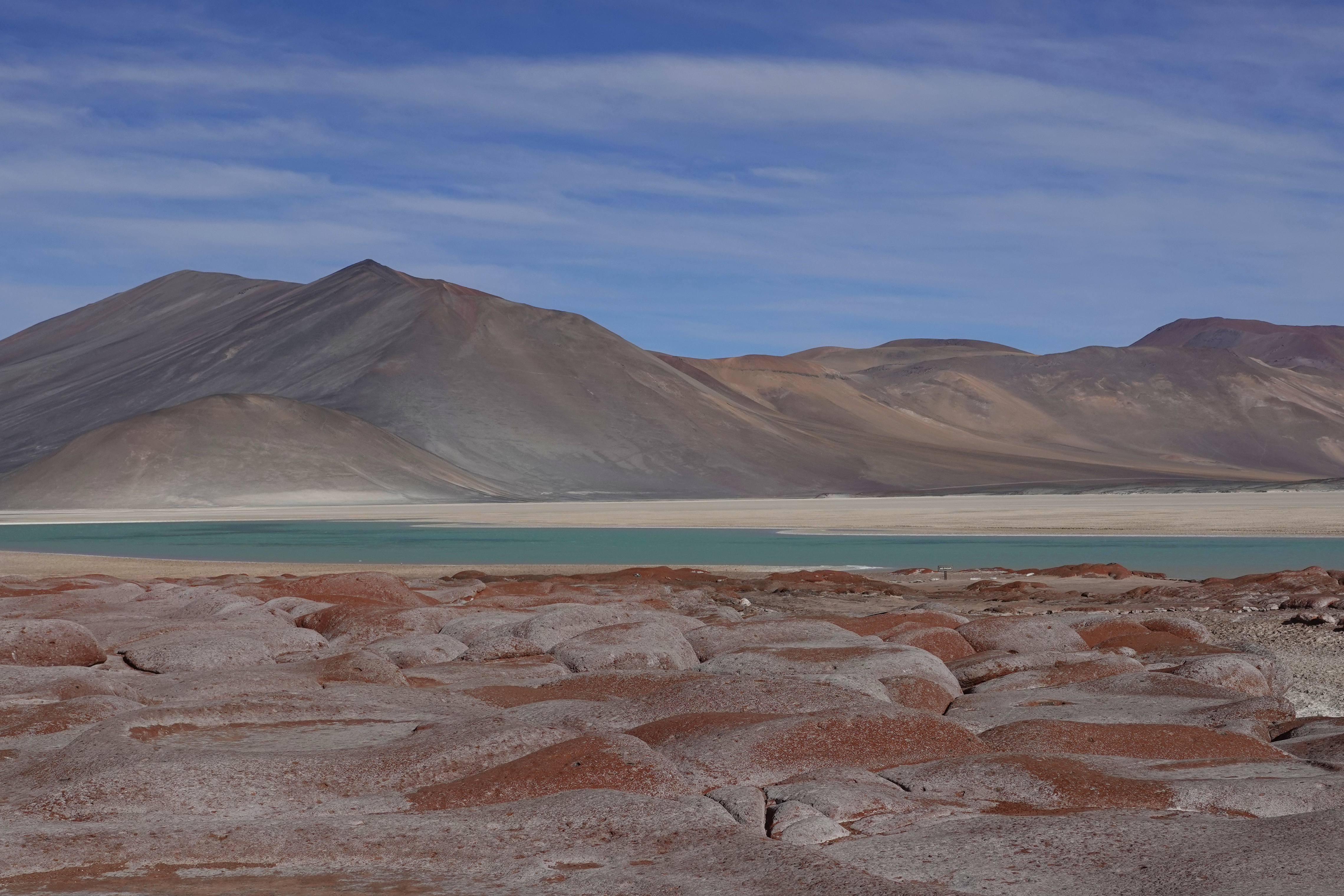 Lagune et montagnes colorées de l'Atacama